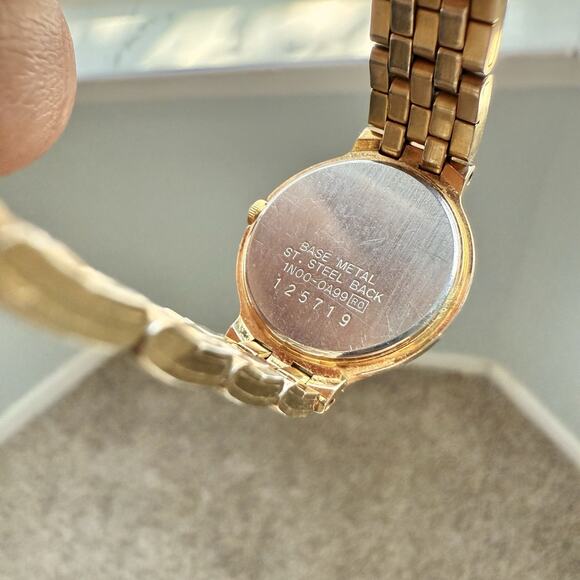 Vintage Ladies Seiko 1N00-0A99 BLACK Dial 22mm Gold Tone Dainty Stainless Watch - Picture 4 of 9